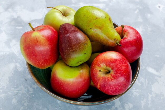 Вид спереди свежие фрукты яблоки и манго на светлом белом столе фрукты свежие спелые спелые деревья фото