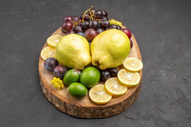 正面図新鮮な果物ブドウレモンスライスプラムと暗い背景のマルメロ新鮮な果物熟した木の植物