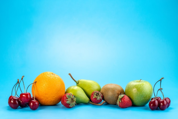 Una vista frontale frutta fresca pastosa e matura su blu, colore estivo succo di frutta