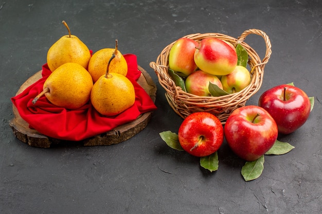 Вид спереди свежие фрукты груши и яблоки на темном столе спелые спелые свежие цвета