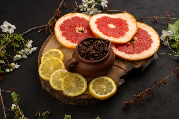 Free photo front view fresh fruits sliced citruses such as lemon and grapefruit on the dark