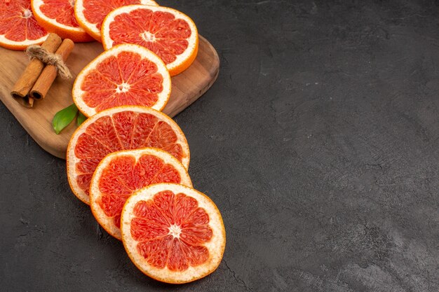 Front view fresh grapefruit slices on dark table