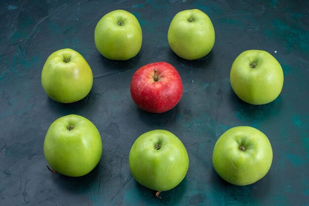 Вид спереди свежие зеленые яблоки на темно-синем столе фрукты свежее дерево растение спелое