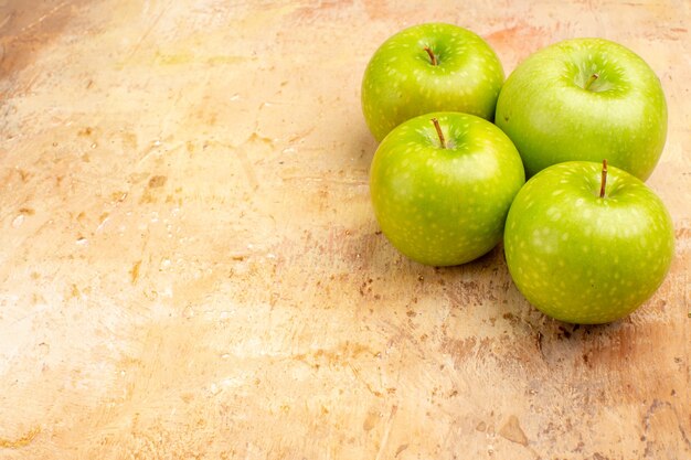 Vista frontale mele verdi fresche frutti maturi e gustosi