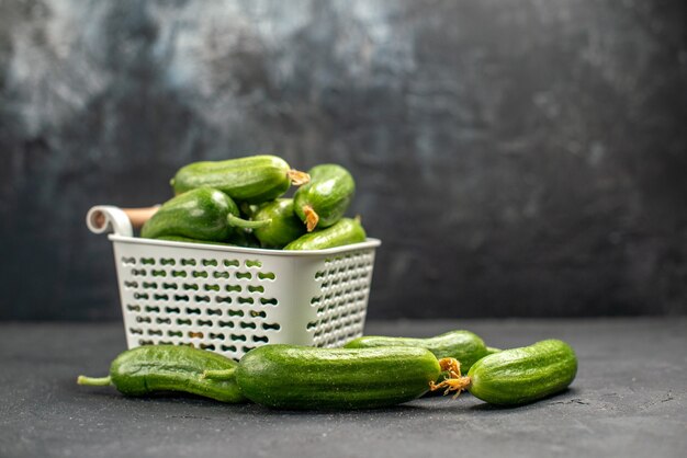 Вид спереди свежие зеленые огурцы внутри корзины на темном фоне еда здоровье фото салат еда цвет