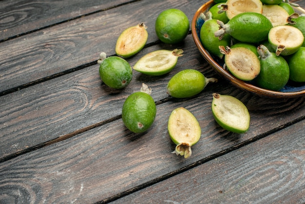 무료 사진 나무 소박한 책상에 접시 안에 전면보기 신선한 녹색 feijoas 과일 컬러 사진 주스 잘 익은 신