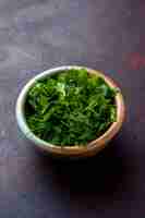무료 사진 어두운 테이블, 녹색 신선한 음식 야채에 둥근 그릇 안에 전면보기 신선한 채소