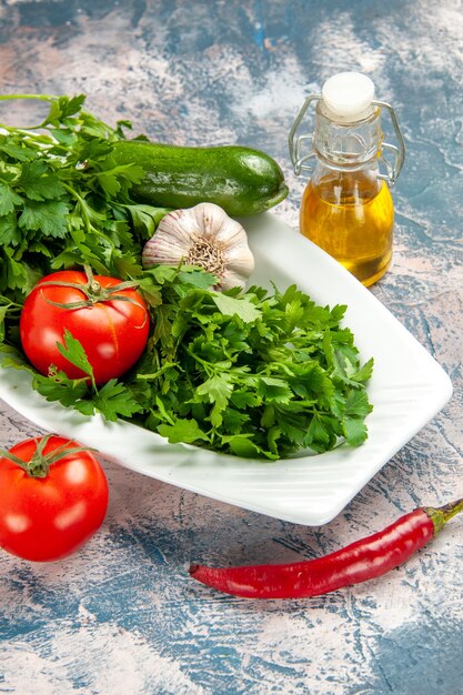 밝은 파란색 배경 잘 익은 샐러드 사진 식사 색상에 야채와 전면 보기 신선한 채소