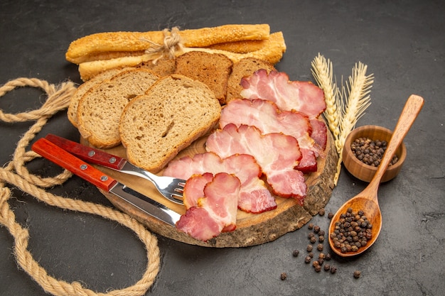 暗い色の写真スナック肉料理のパンとパンのスライスと正面から見た新鮮なハムのスライス