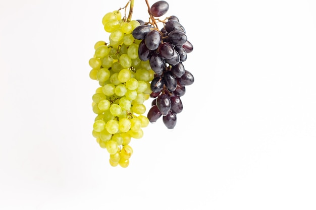 Вид спереди свежий сочный виноград спелый ред на белом фоне