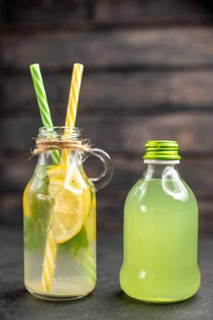 Бесплатное фото Свежий лимонад в бутылках, вид спереди