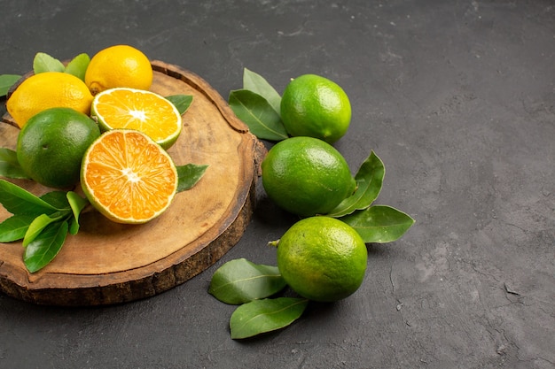 Free photo front view fresh lemons on a dark background