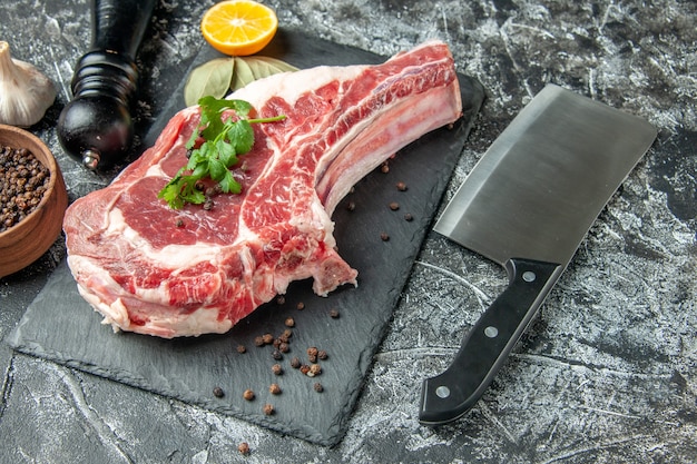 Кусок свежего мяса, вид спереди на светло-серой кухне, животное, корова, курица, мясо, мясник, мясник