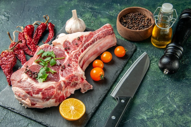 正面図紺色の食品肉キッチン動物鶏牛肉屋にオレンジトマトと新鮮な肉のスライス