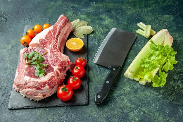 Кусок свежего мяса с помидорами, вид спереди, на темно-синей кухне, мясной кухне, курице, цветная корова