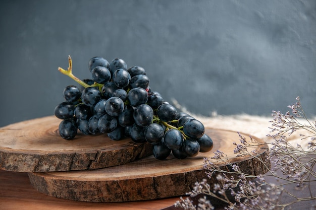 전면보기 신선한 부드러운 포도 어두운 표면에 어두운 과일 와인 포도 과일 익은 신선한 나무 식물