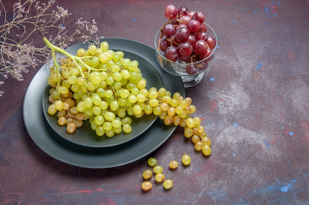 Free photo front view fresh mellow grapes green grapes on dark surface wine fresh grape fruits tree plant ripe