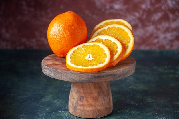 Vista frontale arance fresche su sfondo scuro frutta agrumi colore morbido agrumi succo maturo gusto albero