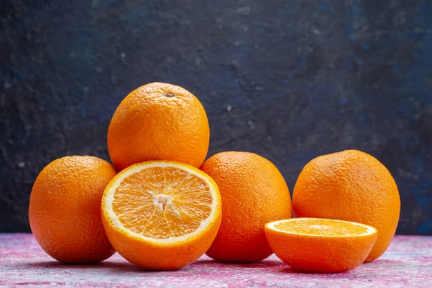 Вид спереди свежие апельсины на темноте