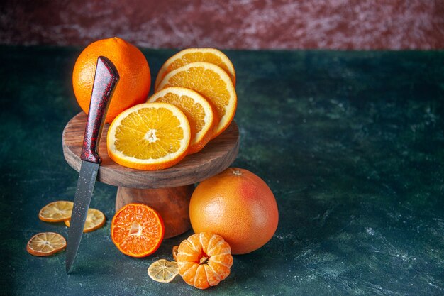 正面図暗い背景にリンゴと新鮮なオレンジフルーツ柑橘系の色熟したジュースの木の味はまろやか