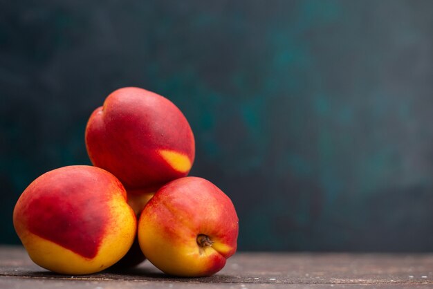 正面図新鮮な桃の濃い青の表面においしい甘い果物フルーツジュースまろやかな新鮮な夏