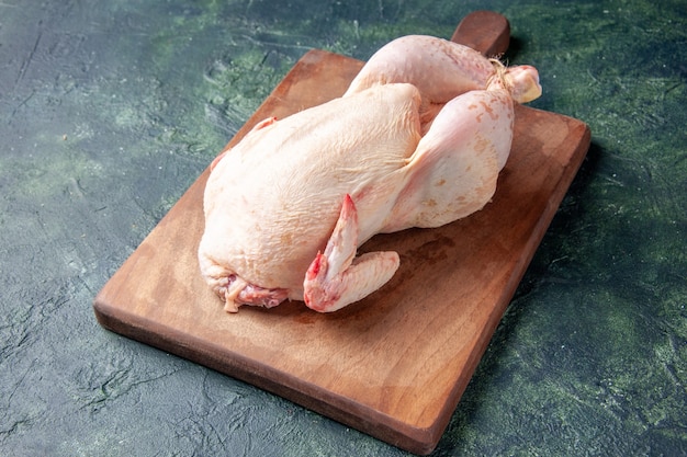 Вид спереди свежая сырая курица на темно-синей кухне ресторан еда фото животных еда курица мясо цвет ферма