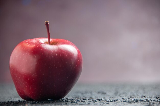正面図紺色の机の上の新鮮な赤いリンゴまろやかな熟した果実多くの果樹の色赤の新鮮