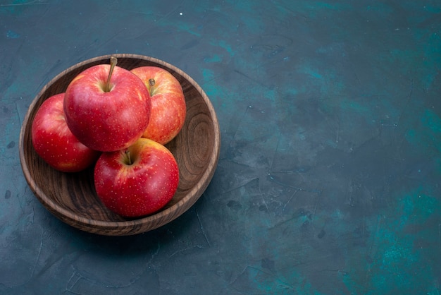 Вид спереди свежие красные яблоки, спелые и свежие фрукты на темно-синем столе, фрукты, свежее спелое спелое дерево
