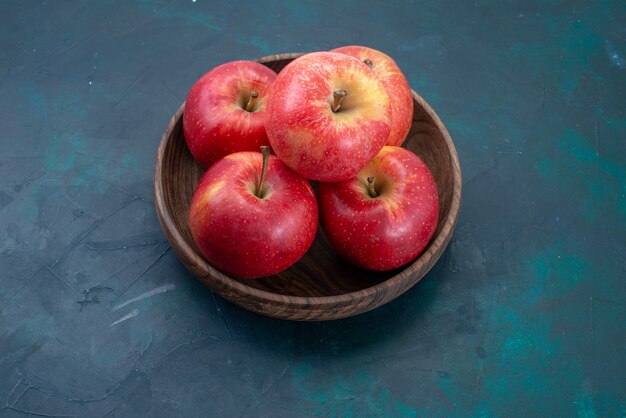 正面図新鮮な赤いリンゴのまろやかで新鮮な果物の紺色の机の上の果物新鮮なまろやかな熟した木