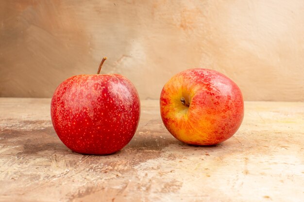 Вид спереди свежие красные яблоки