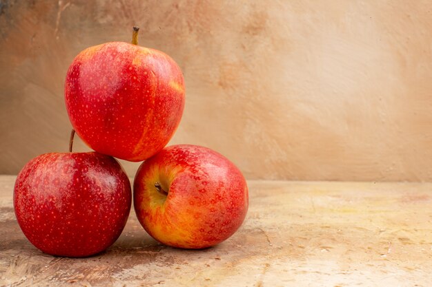 Вид спереди свежие красные яблоки