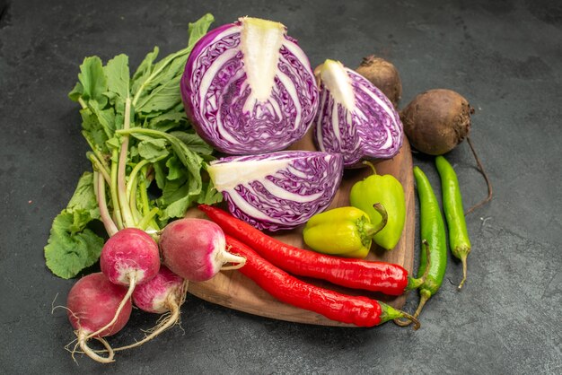 ダークテーブルサラダダイエット健康熟した他の野菜と新鮮な赤キャベツの正面図