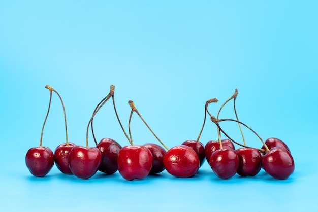 파란색, 과일 여름 색상에 부드럽고 신맛이 나는 전면보기 신선한 빨간 체리