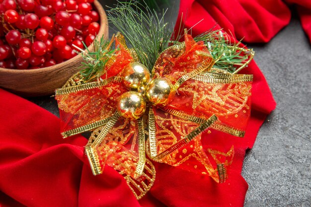 전면 보기 어두운 배경 크리스마스 휴일 색상 베리 과일에 신선한 빨간 크랜베리