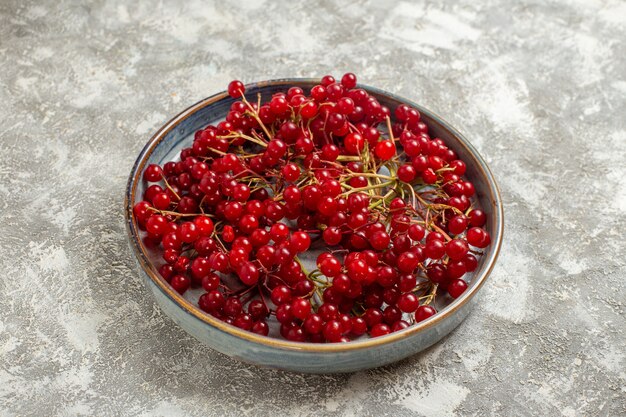正面図白いテーブルベリー色フルーツワイルドレッドのトレイ内の新鮮な赤いクランベリー