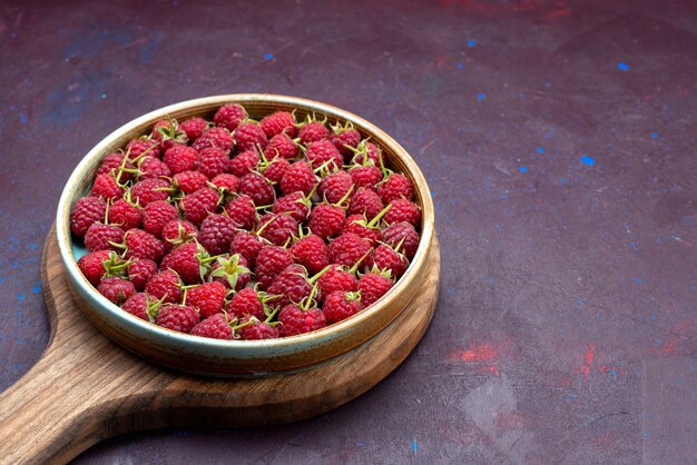 진한 파란색 배경 베리 과일 부드러운 여름 음식에 전면보기 신선한 빨간 나무 딸기 익은 열매