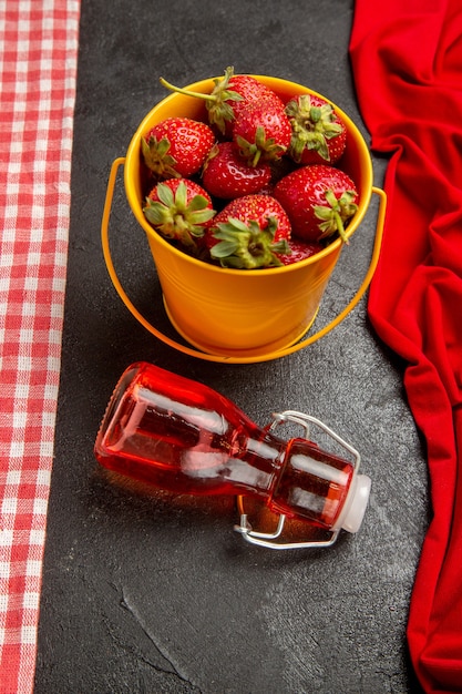 Foto gratuita fragole rosse fresche di vista frontale su fondo grigio