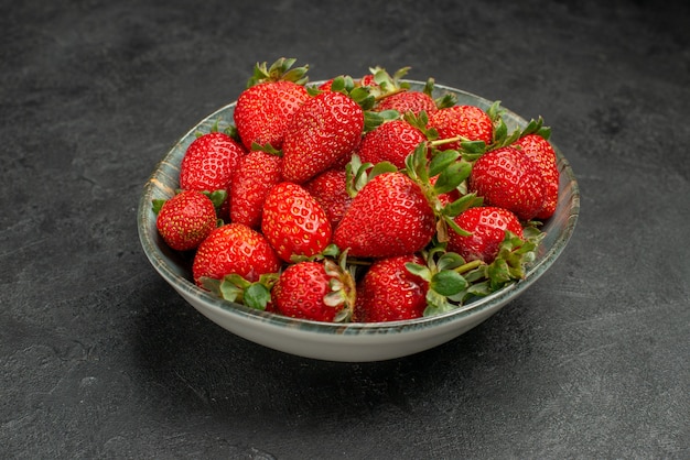회색 배경 나무 주스 색상 야생 맛 베리 여름에 접시 안에 전면보기 신선한 빨간 딸기