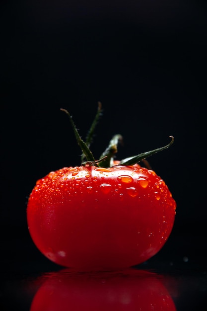 正面図黒の背景色に新鮮な赤いトマト熟したまろやかな木の写真梨エキゾチックな野菜サラダ