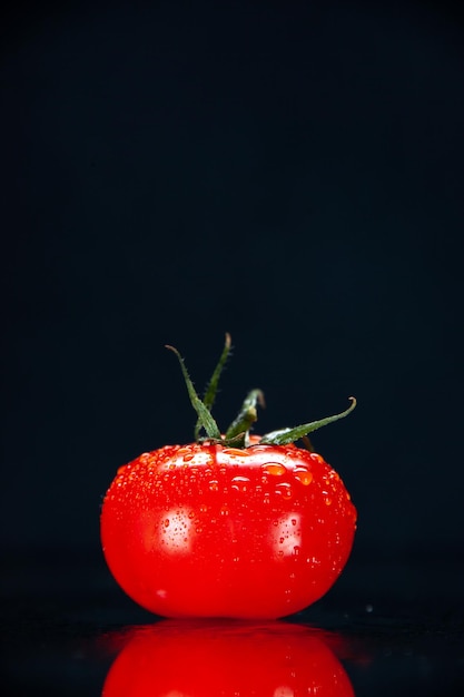 正面図暗い背景色の新鮮な赤いトマト熟したまろやかな木の写真エキゾチックな野菜サラダ