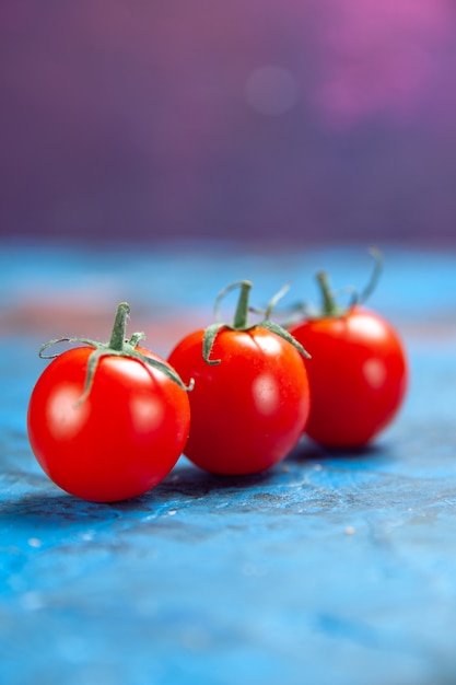 블루 책상에 신선한 빨간 토마토 전면 보기