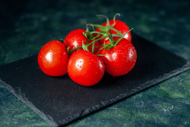 вид спереди свежие красные помидоры на темном фоне