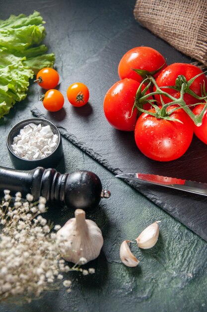 어두운 배경에 전면보기 신선한 빨간 토마토