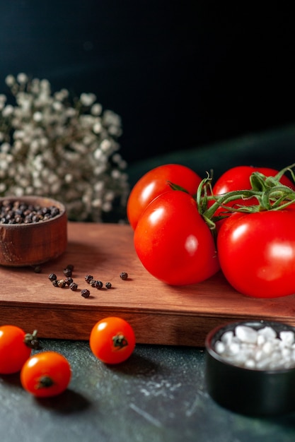 어두운 배경에 전면보기 신선한 빨간 토마토