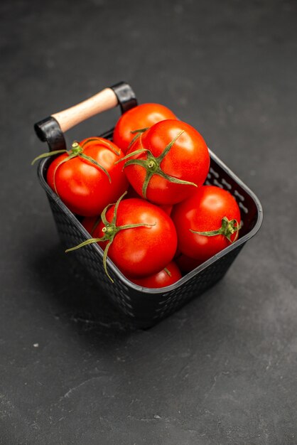 어두운 배경 샐러드 야채 익은 밀 사진에 바구니 안에 신선한 빨간 토마토 전면 보기