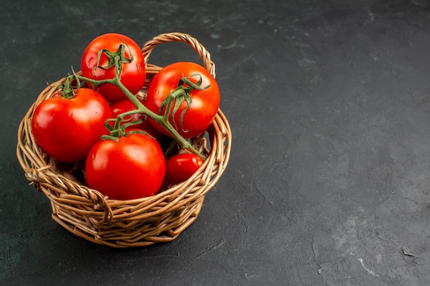バスケットの中の正面図新鮮な赤いトマト
