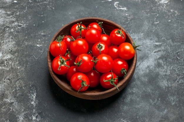 Бесплатное фото Вид спереди свежие красные помидоры внутри тарелки на темном столе