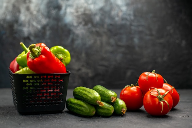 Foto gratuita vista frontale pomodori rossi freschi con cetrioli su uno sfondo scuro pasto maturo foto a colori salada