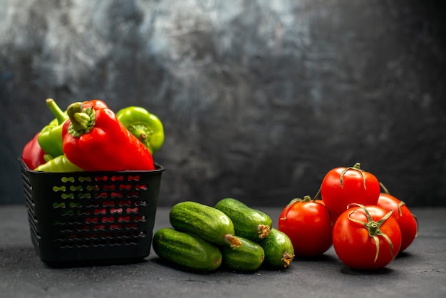 무료 사진 어두운 배경에 오이가 있는 신선한 빨간 토마토의 전면 보기 잘 익은 식사 컬러 사진 살라다