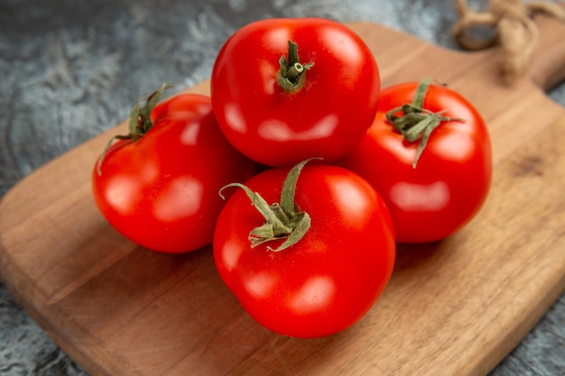 Вид спереди свежие красные помидоры